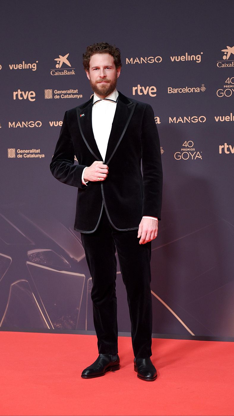 Álvaro Cervantes posa en la alfombra roja de los Goya 2026.