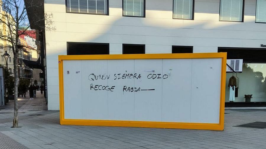 Caseta de Vox en Valladolid con una pintada.