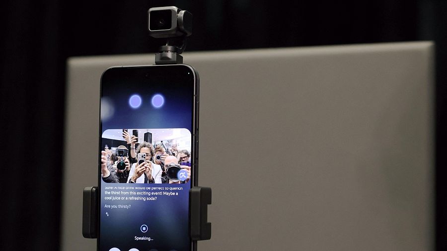 El fabricante chino de smartphones HONOR presentó en Barcelona su primer teléfono robot con inteligencia artificial, en vísperas de la inauguración del MWC