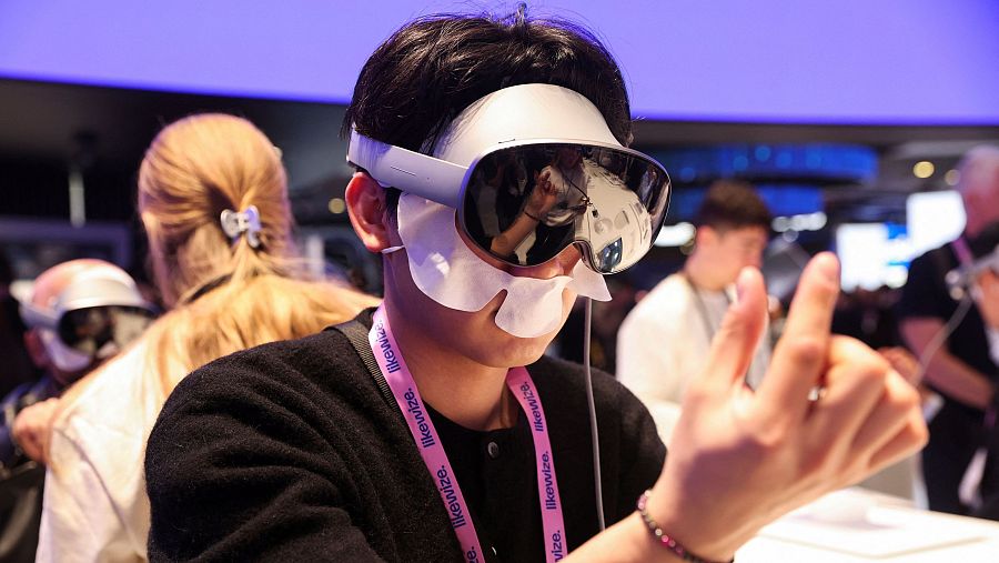 Un home prova les últimes ulleres XR de Samsung a la fira