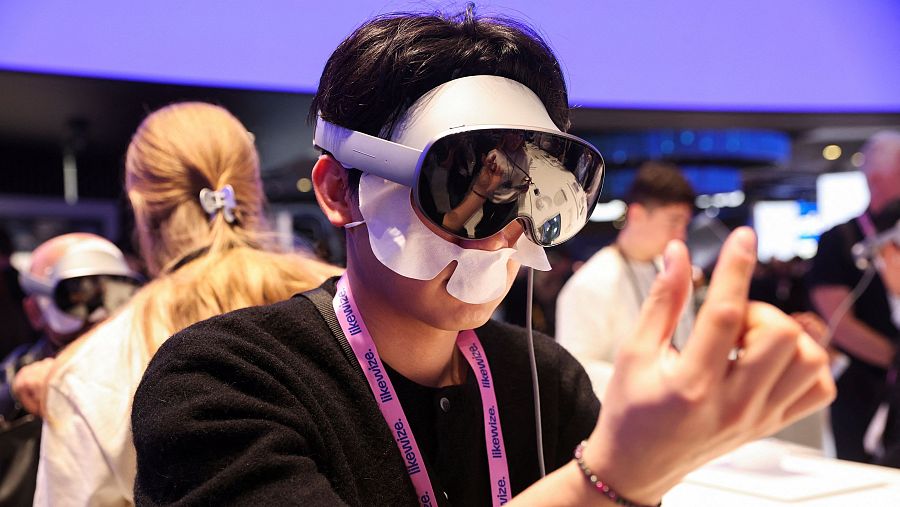 Un hombre prueba las últimas gafas XR de Samsung en el congreso MWC