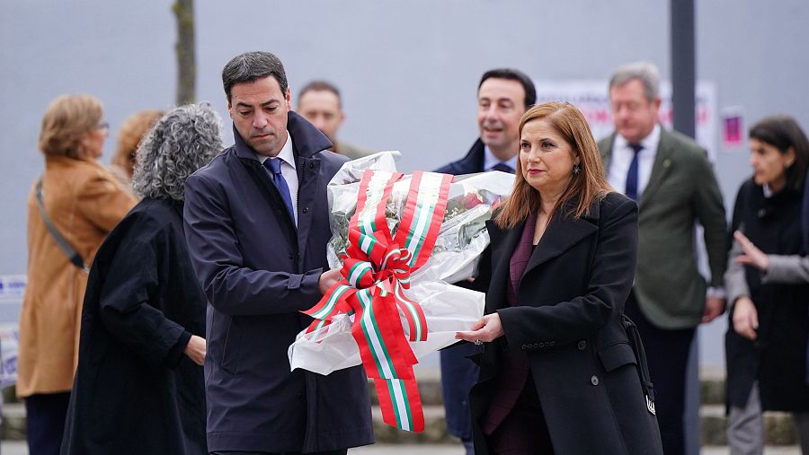Homenaje a las víctimas de la masacre del 3 de marzo de 1976 en Vitoria: El Lehendakari, Imanol Pradales, junto a la consejera de Justicia y Derechos Humanos, Maria Jesús San José, en la ofrenda floral por el 50 aniversario.