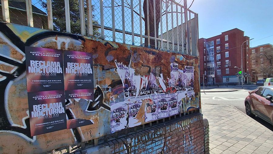 Carteles en la fachada del instituto convocando actos reivindicativos para el 8 de marzo.