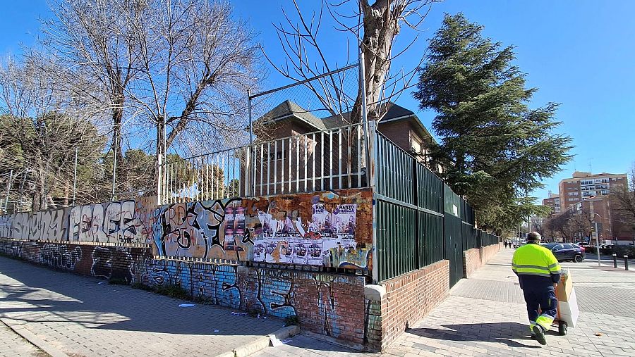 Exteriores del instituto Ciudad de Los Ángeles, en Villaverde, al sur de Madrid.
