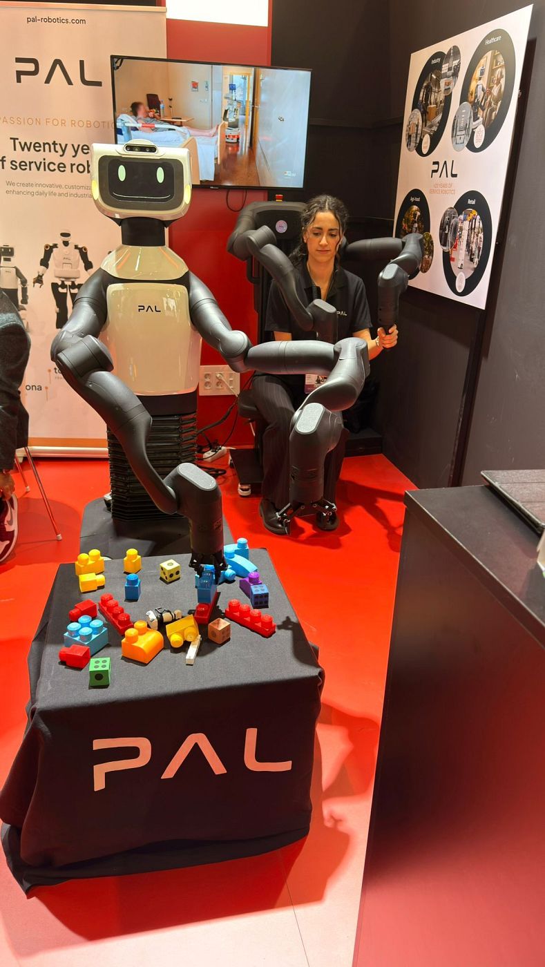 PAL Robotics con su modelo Tiago Pro, que es como un operario industrial con cerebro digital y brazos de cirujano