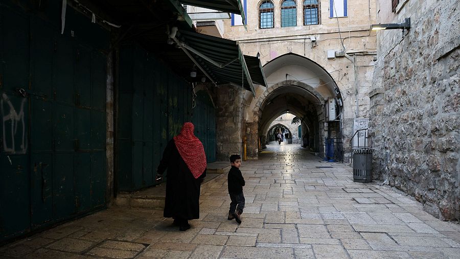 Calles vacías en la Ciudad Vieja de Jerusalén