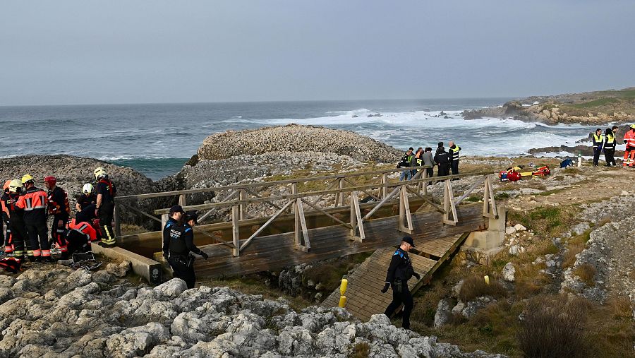 Al menos cuatro muertos y dos desaparecidos al romperse una pasarela en la playa de El Bocal en Santander