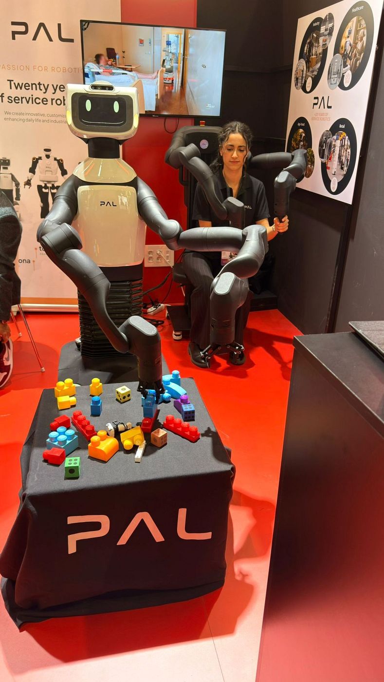 PAL Robotics amb el seu model Tiago Pro, que és com un operari industrial amb cervell digital i braços de cirurgià