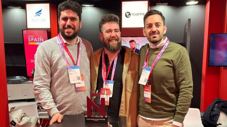 Una parte del equipo de Roams con el premio a la mejor empresa del Pavellón de España en el MWC