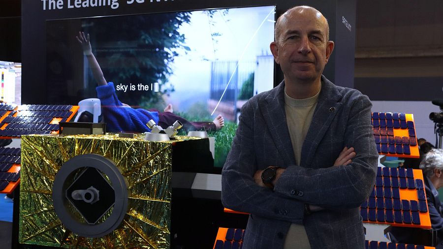 Jaume Sanpera, CEO de Sateliot, en el stand de la empresa en el MWC 2026