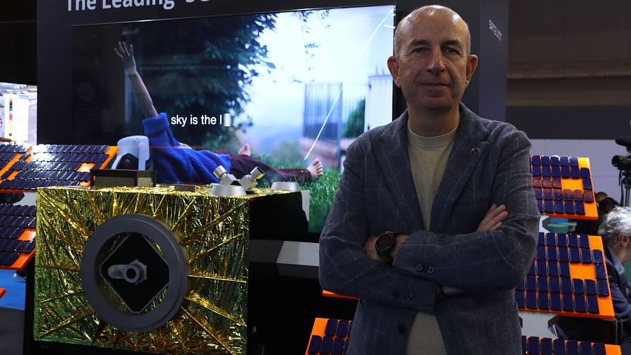 Jaume Sanpera, CEO de Sateliot, en l'estand de l'empresa en el MWC 2026