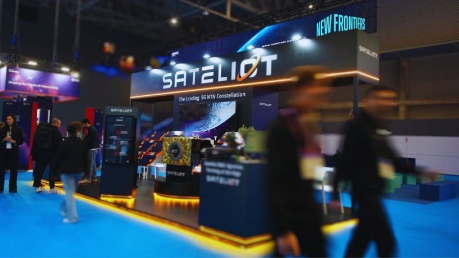 Jaume Sanpera, CEO de Sateliot, en l'estand de l'empresa en el MWC 2026
