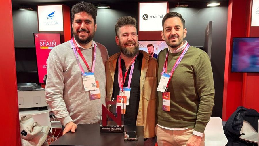 Una part de l'equip de Roams amb el premi a la millor empresa del Pavellón d'Espanya en el MWC