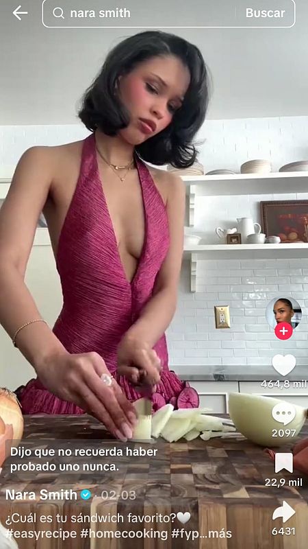 Nara Smith muestra a sus más de 12 millones de seguidoras cómo prepararle un sándwich a su marido.
