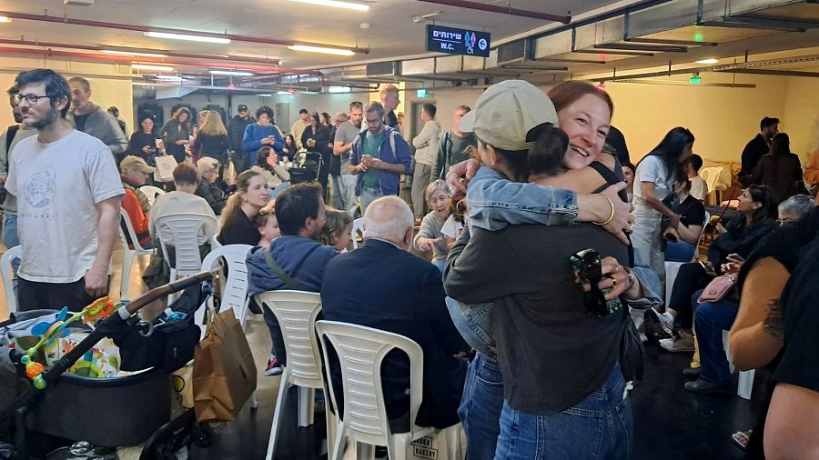 Tel Aviv vuelve a la vida con las sirenas de fondo