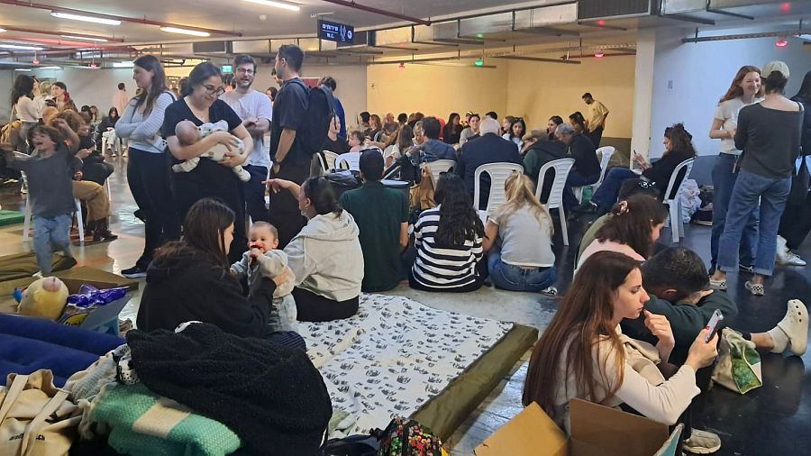 Tel Aviv vuelve a la vida con las sirenas de fondo