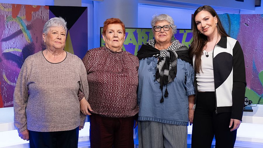 Cuatro mujeres, Paquita, Nana, Maribel e Inés Hernand, posan juntas en un estudio de televisión. Se distinguen por sus diferentes estilos y edades, con un decorado de grafitis de fondo.