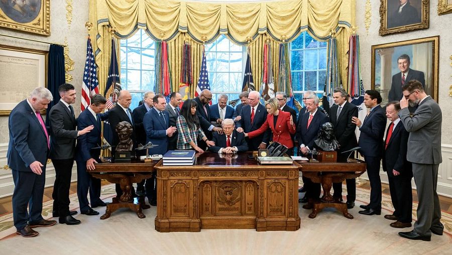 Trump reza junto a líderes religiosos en el despacho oval