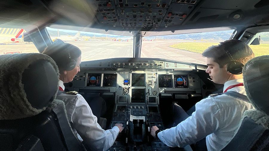 Guasch en la cabina con un compañero piloto.