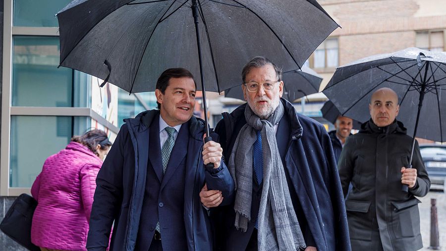 El expresidente del Gobierno Mariano Rajoy acompaña al presidente de la Junta de Castilla y León y candidato del PP a la reelección, Alfonso Fernández Mañueco, en Segovia.