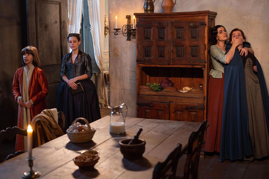 Luisa trata de esconder a Isabel