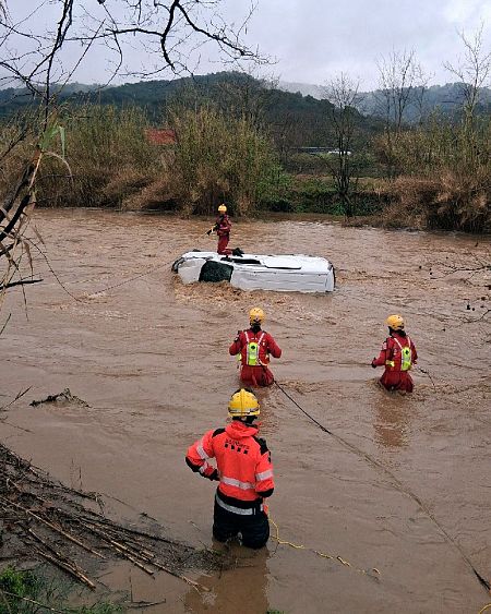 Los Bomberos de la Generalitat buscan en las aguas del río Mogent al conductor de un turismo que ha caído esta tarde a la riera Giola a su paso por Llinars del Vallès
