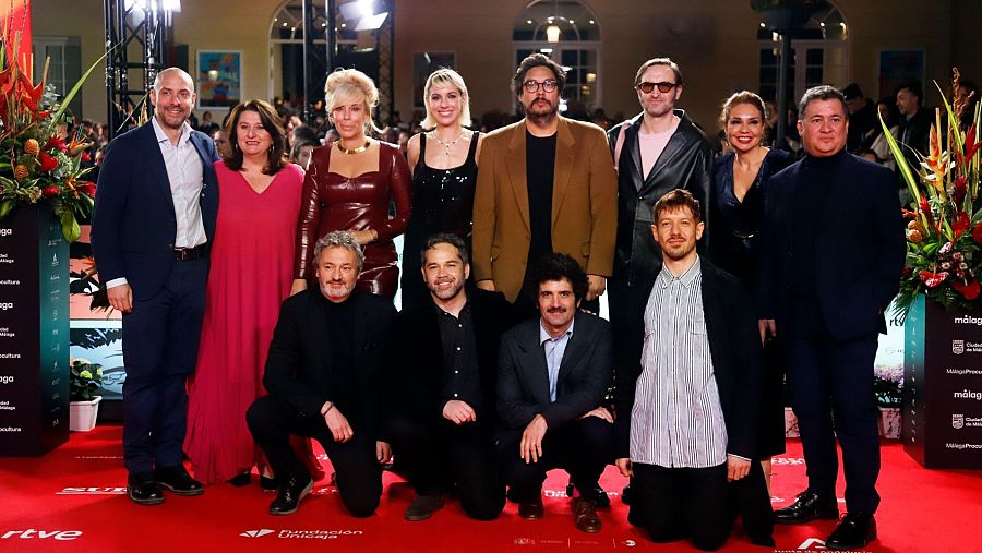 Foto de familia en la alfombra roja, tras la gala de 'Casi todo bien'