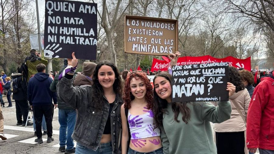 Inés, Lucía y Alejandra, en la manifestación del 8M por las calles de Madrid