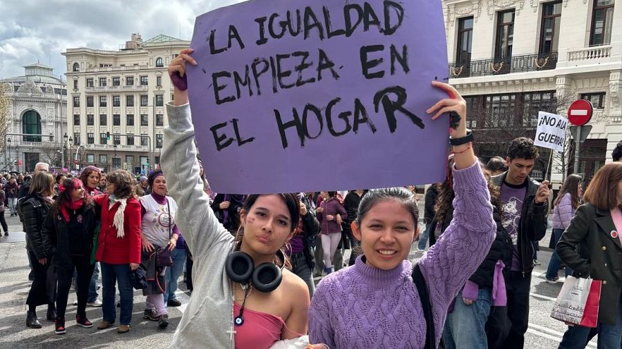 Dos jóvenes en el 8M con la pancarta 