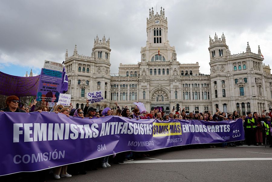 Manifestación convocada por la Comisión 8M en Madrid, en Cibeles