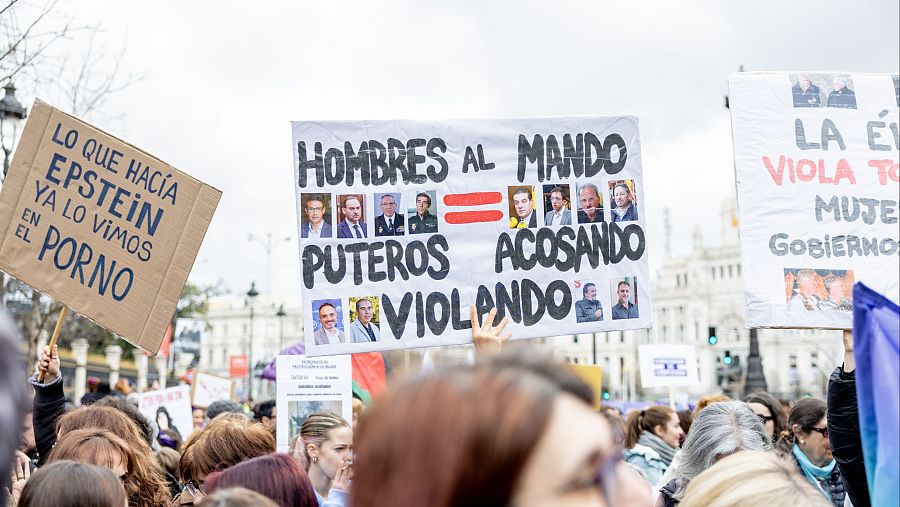 Manifestante porta pancarta con lema 'Hombres al mando = puteros acosando violando' durante la manifestación organizada por el Movimiento Feminista de Madrid por el 8M