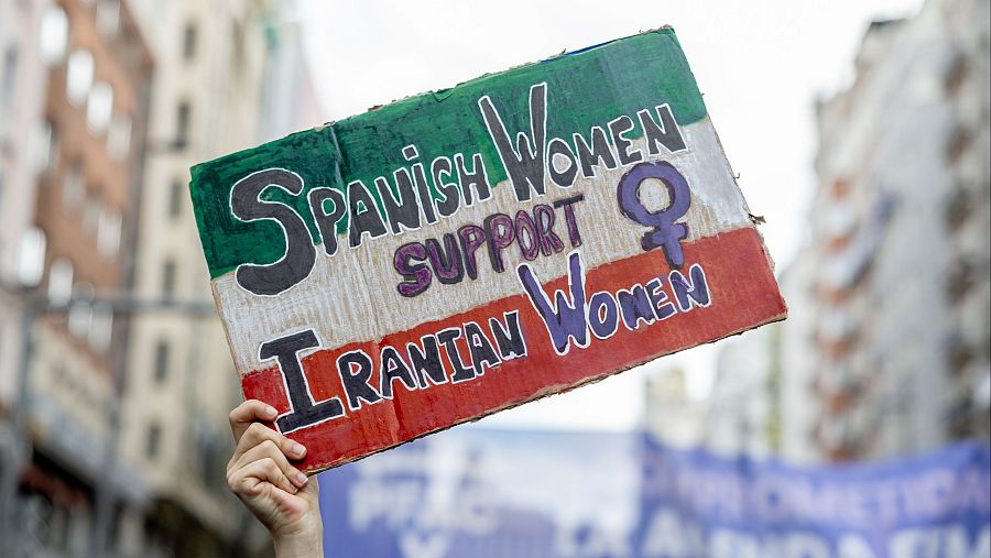Persona porta pancarta con lema 'Spanish Women support Iranian women' durante la manifestación organizada por el Movimiento Feminista de Madrid por el 8M
