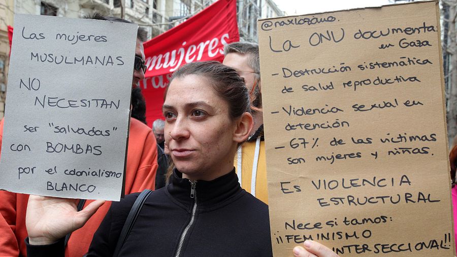 Un momento de la multitudinaria manifestación del 8M, Día Internacional de la Mujer, por la Gran Vía de Granada