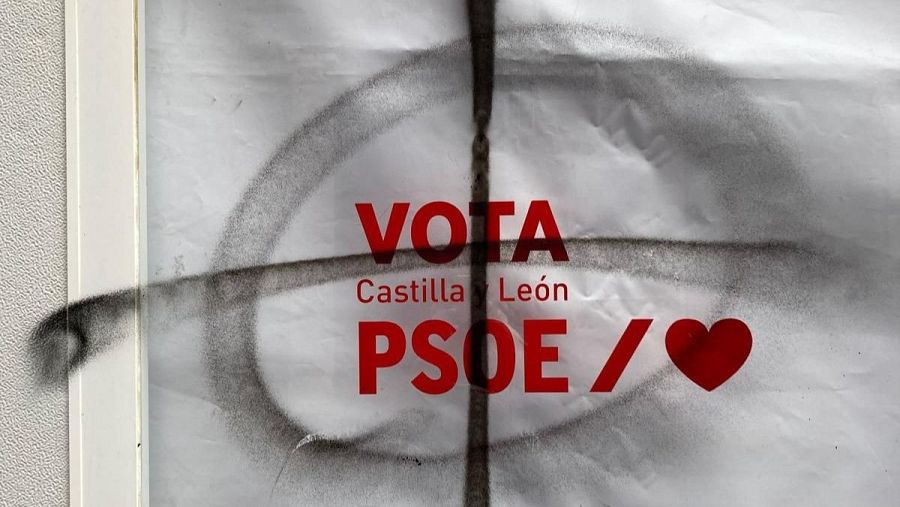 Imagen de una de las pintadas en la caseta electoral del PSOE en Valladolid.