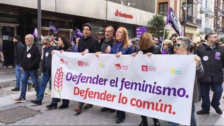 El candidato de la coalición En Común a la Presidencia de la Junta, Juan Gascón, participa en la movilización del 8M en Valladolid.