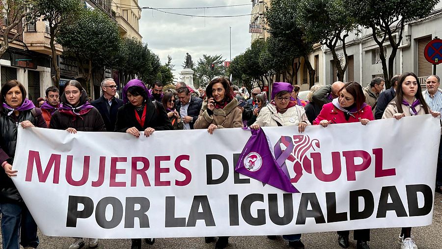 La candidata de UPL a la Presidencia de la Junta de Castilla y León, Alicia Gallego, participa en la manifestación por el 8M en León.