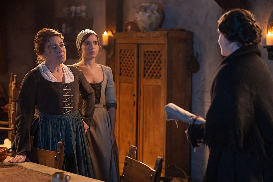 Luisa interroga a Pura y Petra sobre Aurora