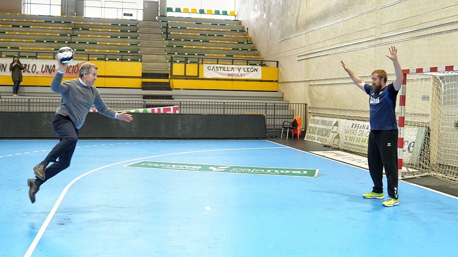 El líder del PP, Alberto Núñez Feijóo, juega al balonmano, en Nava de la Asunción (Segovia).
