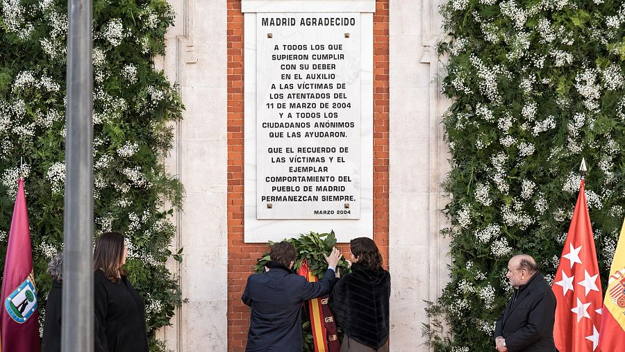 La presidenta de la Comunidad de Madrid, Isabel Díaz Ayuso, y el alcalde de Madrid, José Luis Martínez-Almeida, colocan una corona de flores en memoria de las víctimas del 11M