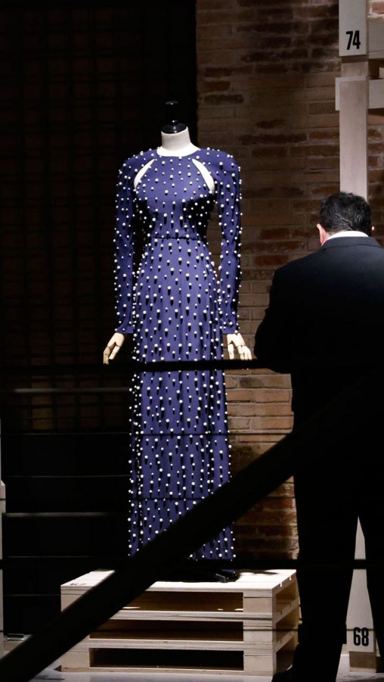 Dos vestidos de la reina Letizia se exponen a la vez en Madrid