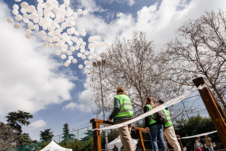 Globos blancos soltados al aire en el acto en conmemoración del Día Europeo de las Víctimas del Terrorismo en el Bosque del Recuerdo de Madrid
