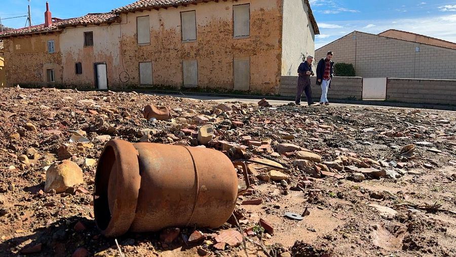 Fernando pasea ante el que fue su almacén en Palacios de Jamuz, León, y que ardió el pasado verano