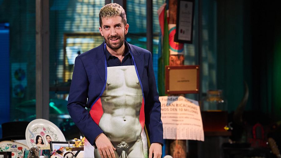 David Broncano posa con un delantal del David de Miguel Ángel en La Revuelta