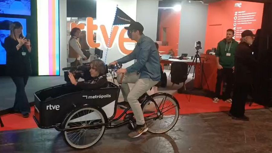 La bici-móvil de Metrópolis iba conducida por Roberto Domingo, realizador del programa