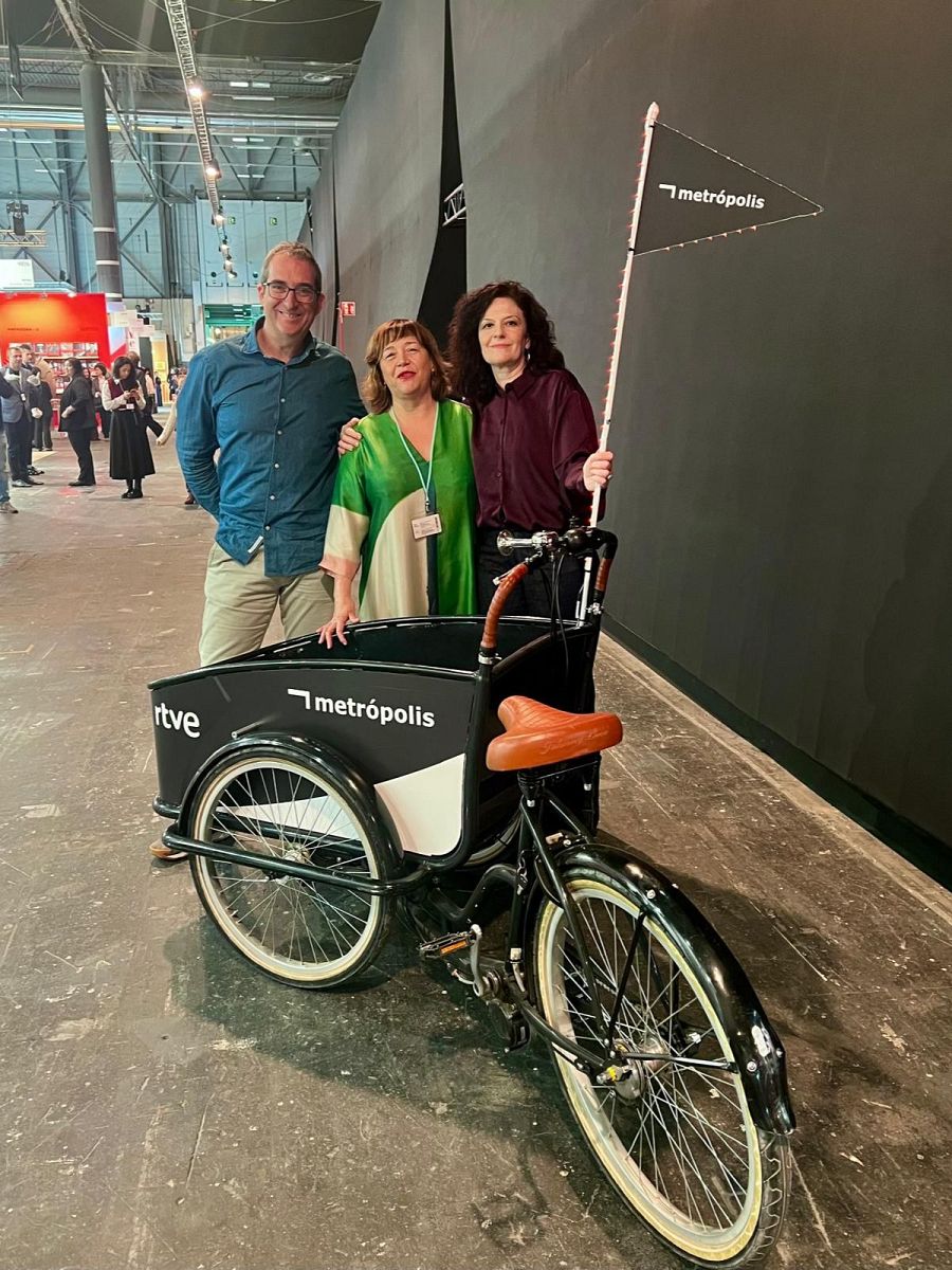 Maribel López (en el centro), directora de ARCO, junto a Susana Blas y Roberto Domigo, directora y realizador de Metrópolis respectivamente, en un momento de la grabación del programa especial.