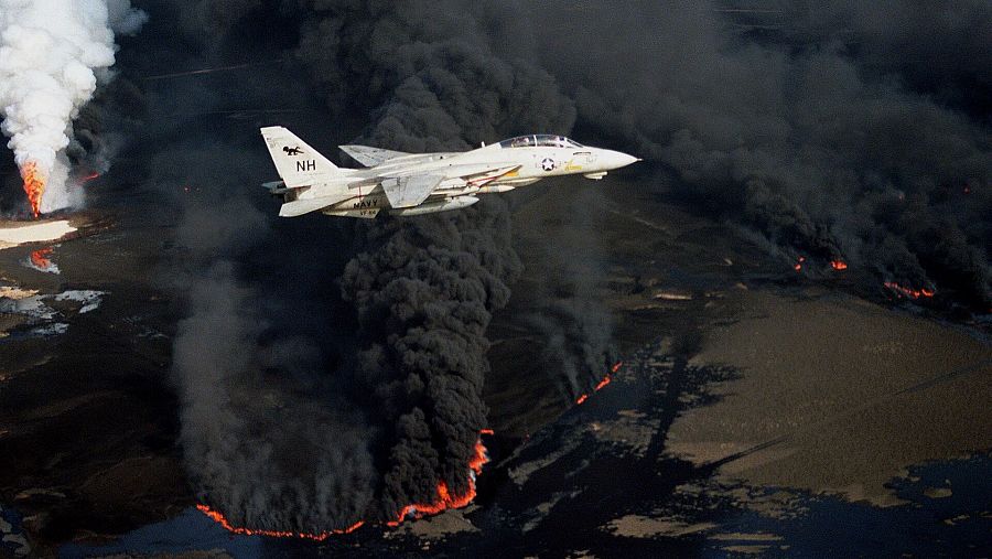 Un avión estadounidense sobrevuela el humo de un incendio de un 