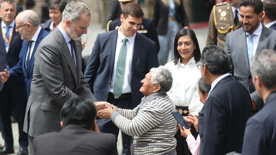 El rey Felipe VI saluda a una mujer durante un recorrido este jueves, en La Paz (Bolivia)
