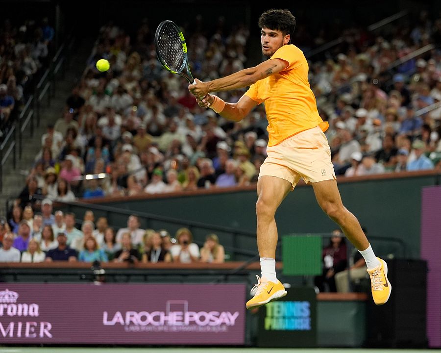 Carlos Alcaraz, de España, devuelve un golpe a Cameron Norrie, de Gran Bretaña, durante los cuartos de final de Indian Wells, California.