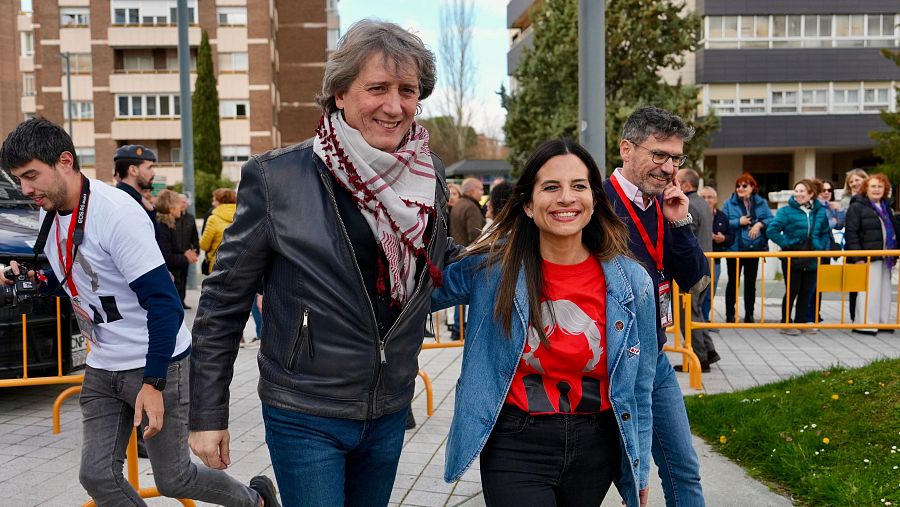 El candidato del PSOE a la Presidencia de la Junta de Castilla y León, Carlos Martínez (i), a su llegada al cierre de la campaña del PSOE