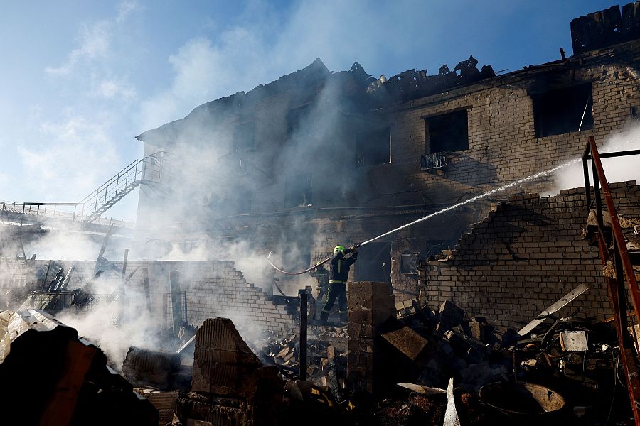 Bomberos trabajan en el lugar donde se ha producido un ataque con misiles y drones rusos, en la localidad de Brovary, en la región de Kiev
